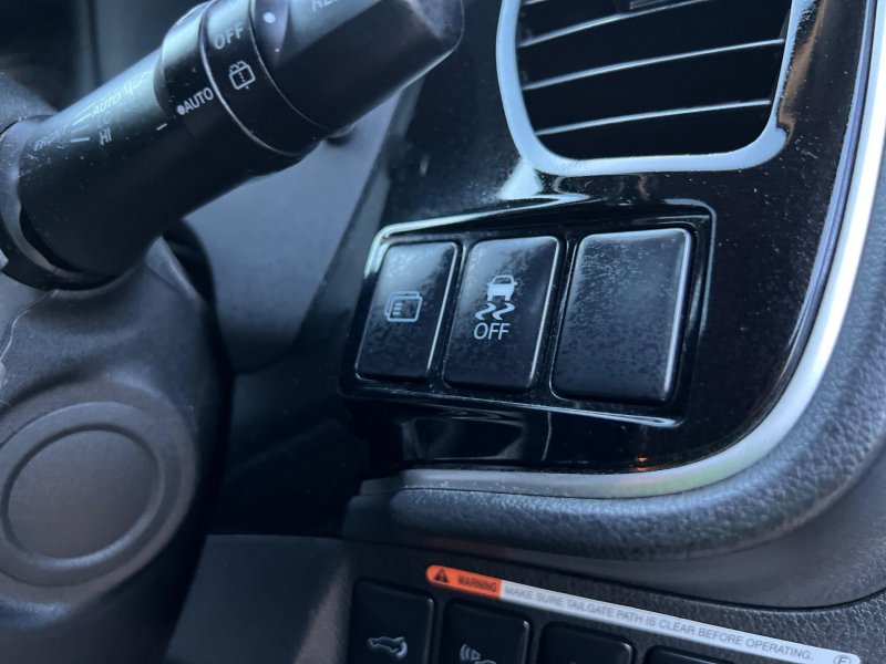 MITSUBISHI OUTLANDER