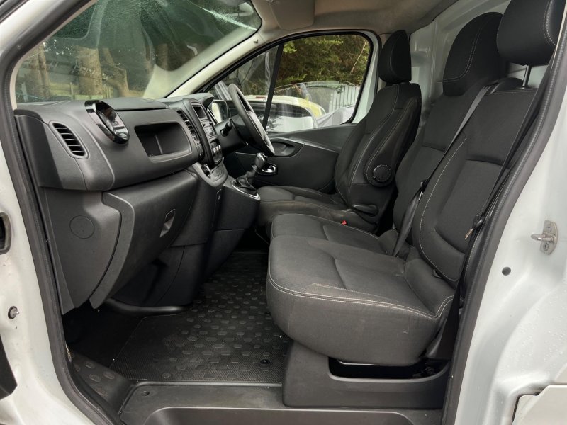 NISSAN NV300