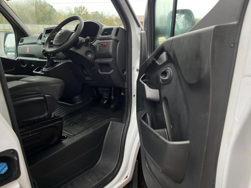 NISSAN NV400