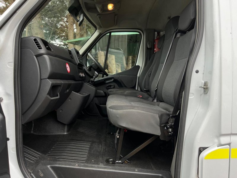 NISSAN NV400